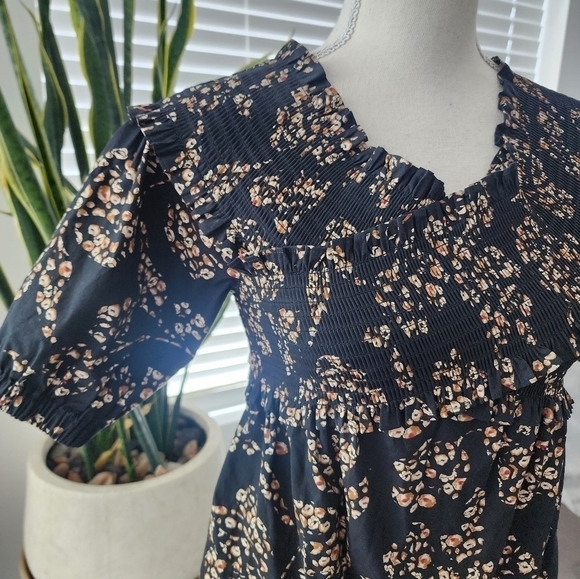 WHBM Floral top size xsmall. New. - Picture 3 of 8